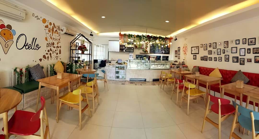 Interior gerai didominasi warna putih dengan sentuhan dekorasi berwarna ceria